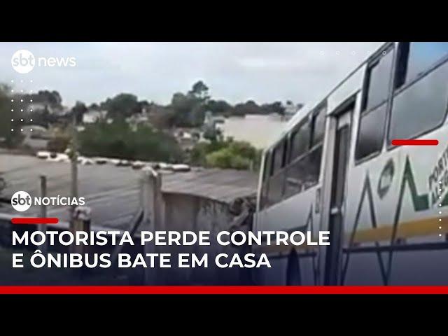 Ônibus perde controle e bate em casa em Porto Alegre | #SBTNotícias