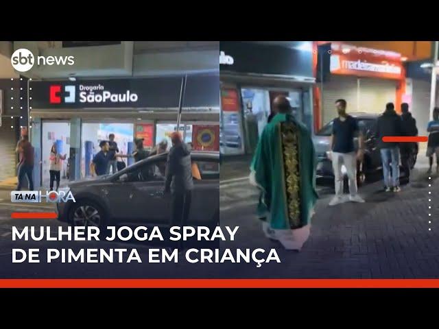Mulher que jogou spray de pimenta em criança durante missa vai responder em liberdade | #TanaHora
