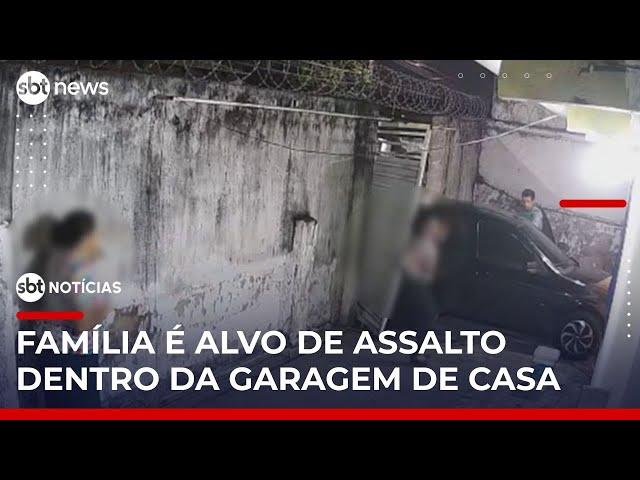 Família vira refém de assaltante na garagem de casa | #SBTNotícias