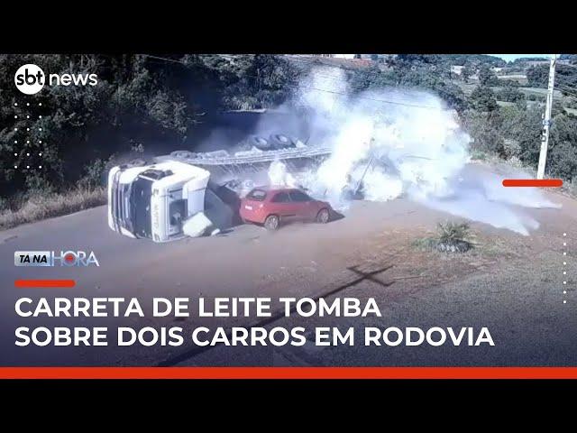 Carreta de leite tomba em curva e deixa feridos no RS; câmera registra acidente | #TanaHora