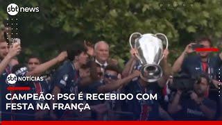 Campeão da Champions, PSG é recebido por multidão em Paris