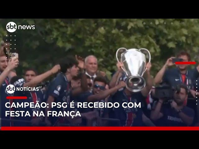 Campeão da Champions, PSG é recebido por multidão em Paris