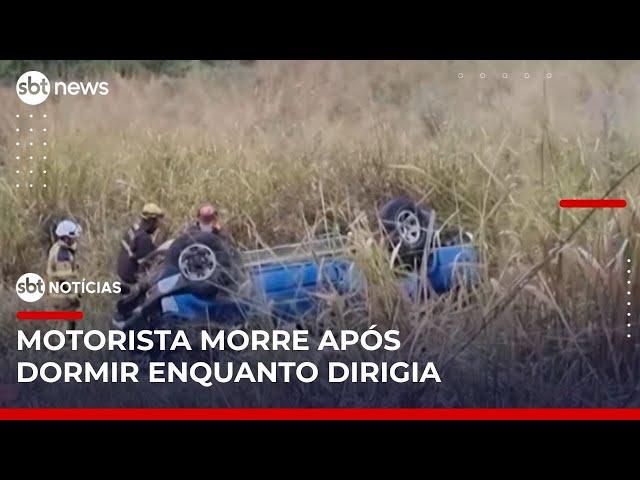 Carro capota após motorista dormir ao volante | #SBTNotícias