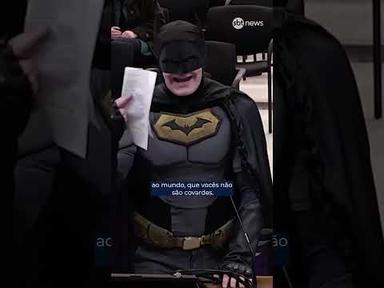 Homem vestido de Batman protesta contra cooperação do conselho municipal da Califórnia com o ICE
