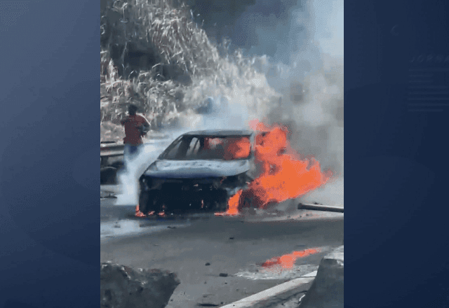 Explosão de carreta com combustível deixa mortos e interdita Dutra no RJ