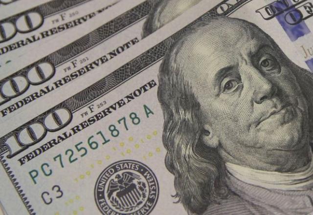 Dólar cai para R$ 5,24 após oscilar acima de R$ 5,30 durante o dia