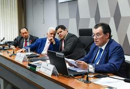 Imagem da notícia Eduardo Braga lendo resumo do seu relatório sobre a PEC da reforma tributária, na CCJ do Senado (Roque de Sá/Agência Senado)