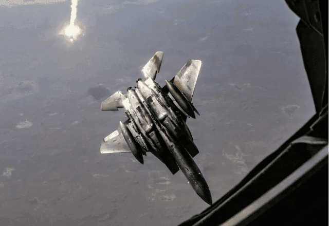 EUA e Irã intensificam buscas por piloto desaparecido após caça abatido