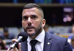 Imagem da notícia Carlos Jordy fala ao microfone (Zeca Ribeiro/Câmara dos Deputados)