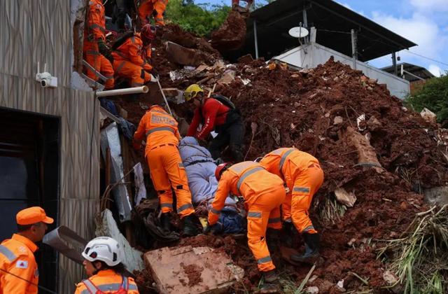 "Minha vida social está parada para ajudar" diz voluntário das vítimas na Zona da Mata mineira