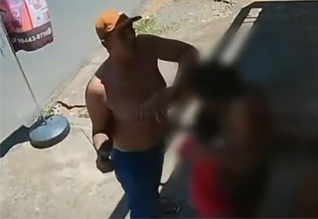 VÍDEO: homem agride mulher com facão enquanto ela segurava bebê de 4 meses em Goiás