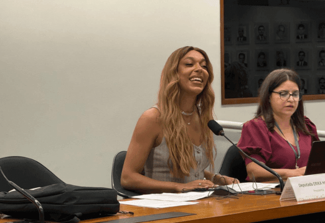 Erika Hilton preside primeira sessão da Comissão de Defesa dos Direitos da Mulher e tem embate com a direita