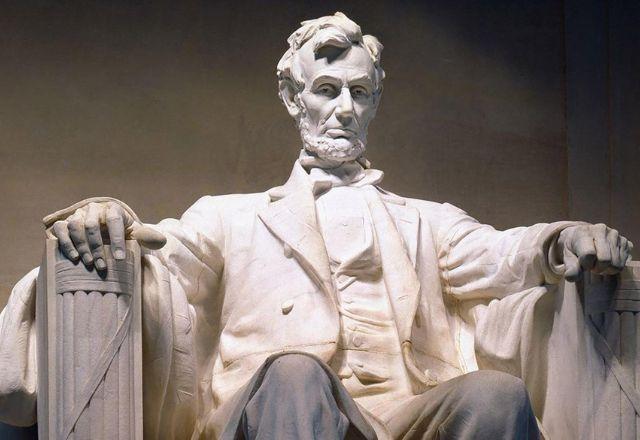 Luvas usadas por Abraham Lincoln na noite de seu assassinato são leiloadas por R$ 8,4 milhões