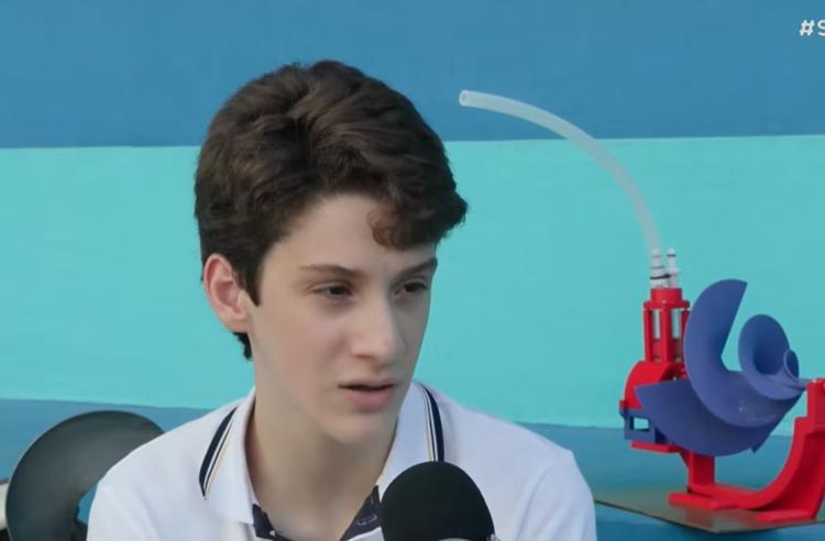 Estudante de 14 anos cria bomba d'água movida a vento para ajudar regiões de seca no Recife