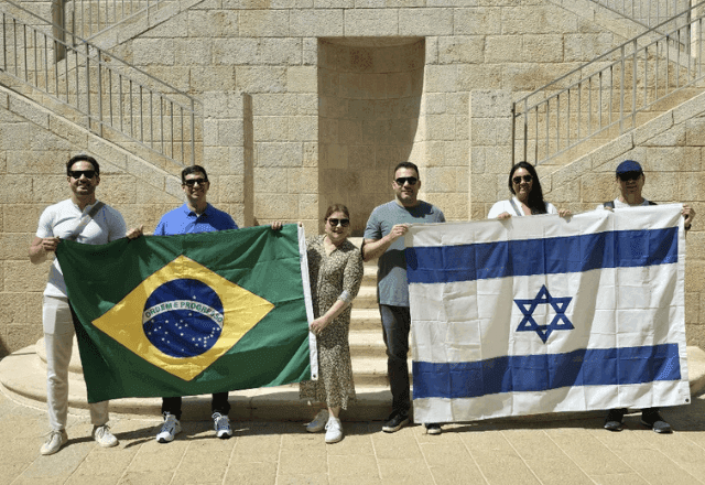 Quatorze autoridades brasileiras retornam ao Brasil após quase 15 dias em Israel