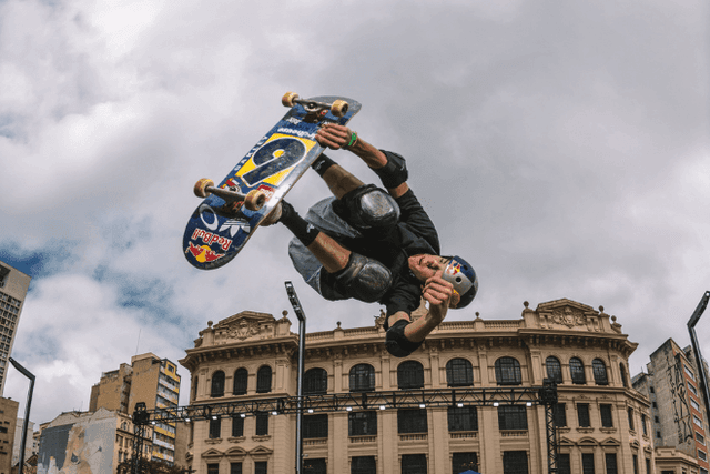 Brasileiro Gui Khury bate recorde mundial e vence etapa do Pro Tour de skate em São Paulo