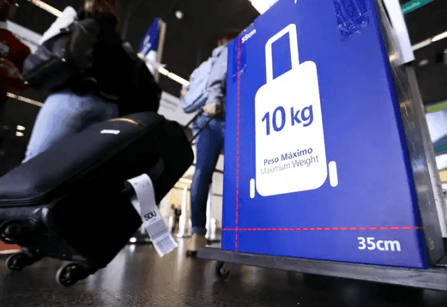 SBT Notícias: Câmara aprova urgência de projeto que proíbe cobrança de bagagem de mão em voos