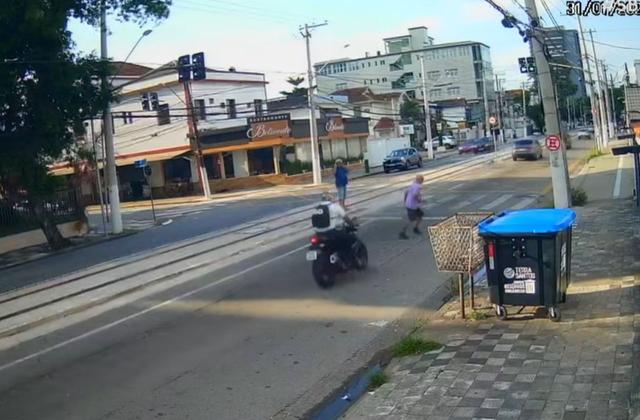 Idoso morre após ser atropelado por moto no litoral de SP; imagens mostram fuga de piloto