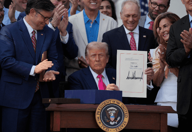 Trump sanciona lei orçamentária que corta impostos e aumenta gastos