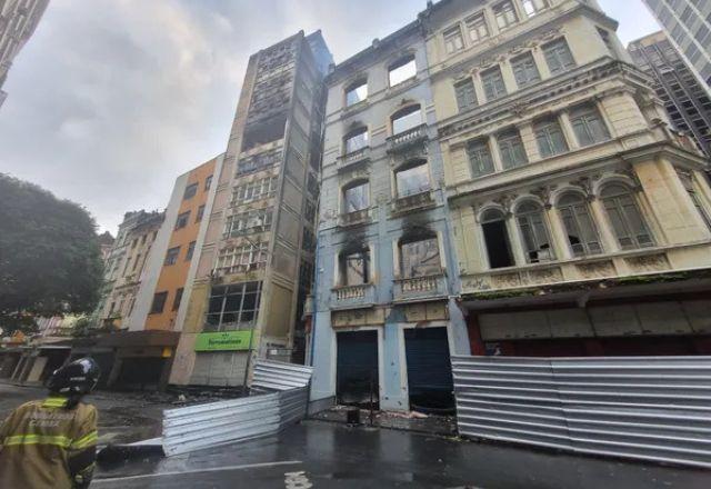 Incêndio atinge casarões no bairro do Comércio em Salvador