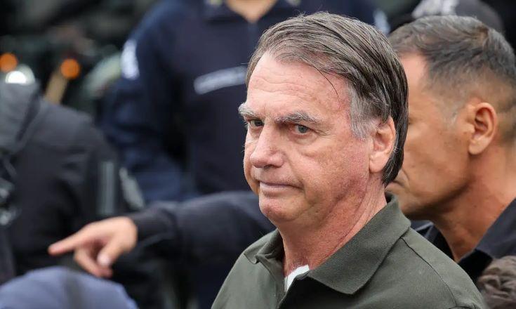Jair Bolsonaro passa por exames para a realização de cirurgia no ombro