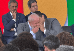 Imagem da notícia Presidentes da República e do Senado durante evento | SBT News