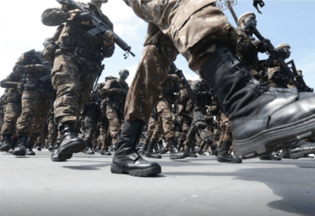 Exército estuda incluir mulheres em armas mais combatentes, diz comandante