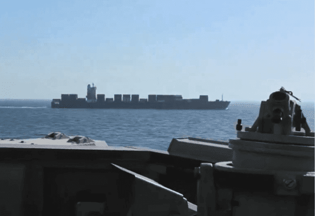 Imagem mostra ataque da Marinha dos EUA a cargueiro do Irã; veja