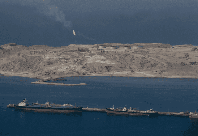 Estreito de Ormuz é fechado, diz imprensa iraniana