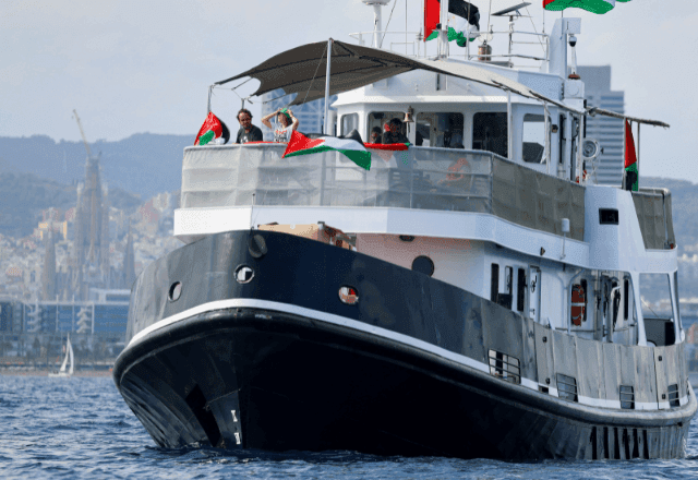 Barco de flotilha que tenta levar ajuda para Gaza é atacado; Thiago Ávila e Greta Thunberg estavam a bordo