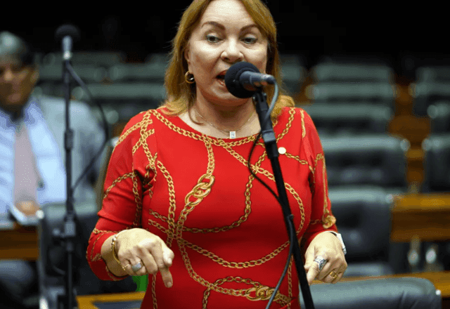 PF e MPF pediram prisão de deputada, mas Mendonça negou por 'cautela'