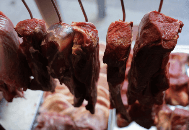 Brasil terá reunião com europeus na quarta (13) para tentar reverter veto à carne