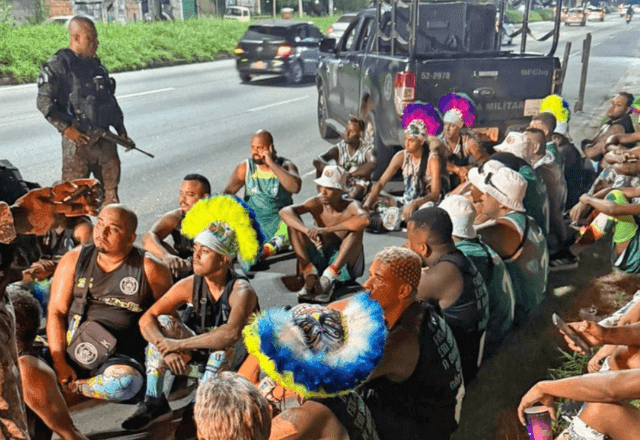 Polícia encontra armas em ônibus com foliões no Rio