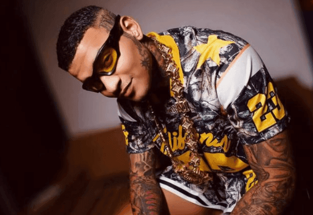 Cantor Anderson Neiff, conhecido como "Rei do Brega Funk", é baleado ao sair de show em São Paulo