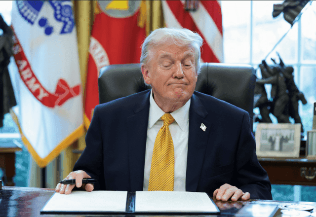 Trump ameaça enviar agentes de imigração a aeroportos em meio a impasse orçamentário nos EUA