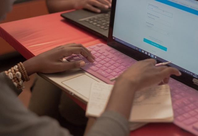 Projeto oferece cursos de formação profissional gratuita em comunidades do Rio de Janeiro 