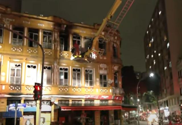 Incêndio atinge prédio residencial na Lapa e interdita Avenida Gomes Freire, no Centro do Rio