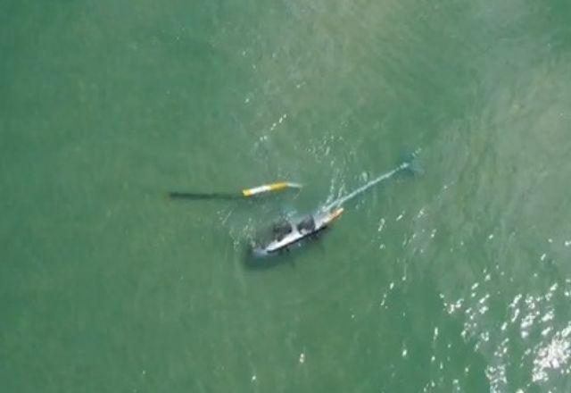 Helicóptero cai no mar da Barra da Tijuca, no Rio de Janeiro