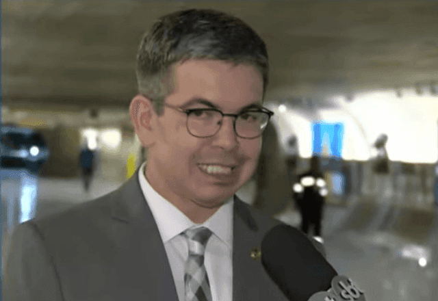 "Lula vetará totalmente o projeto" da Dosimetria, afirma Randolfe Rodrigues