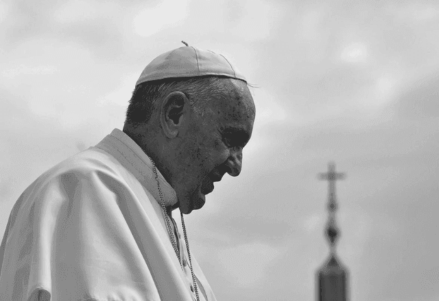 Poder Expresso: Mais de 60 mil fiéis visitam o velório do papa; Vaticano divulga foto do túmulo