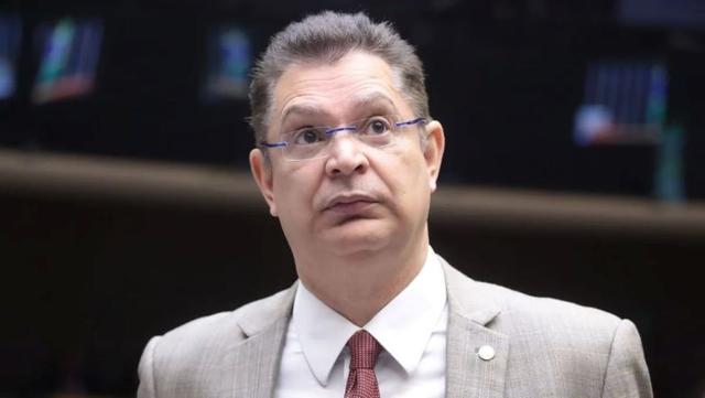 Sóstenes diz que Moraes mantém Bolsonaro "como refém” após prisão domiciliar temporária 