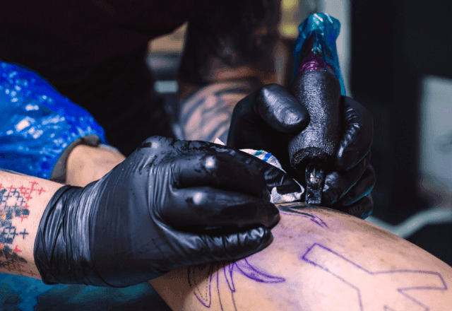 Tinta de tatuagem pode reduzir eficácia da vacina da covid-19, aponta estudo 