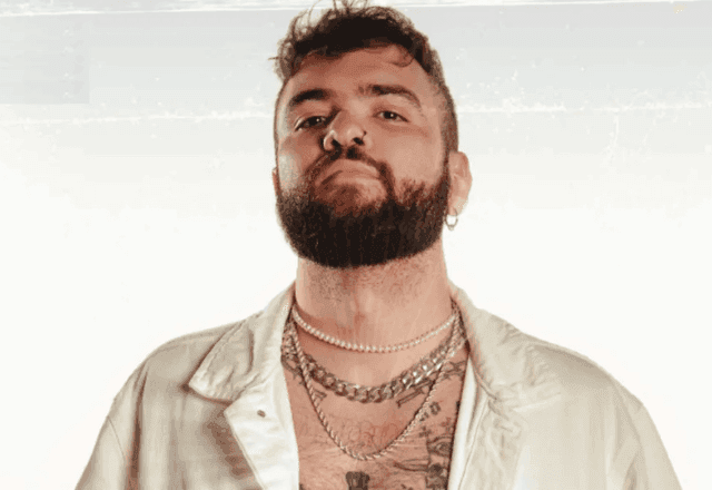 Humorista Tiago Santineli é detido após show e protesto religioso em BH