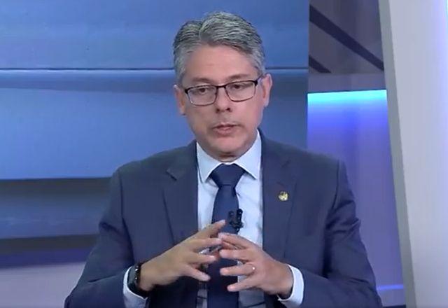 "É muito evidente que caso Master é uma lavanderia de dinheiro”, afirma senador Alessandro Vieira