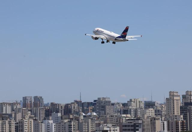 Passagem aérea ficou 18% mais cara em março; média ultrapassou R$ 700
