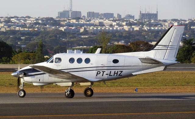 Aeronave apresenta falha no trem de pouso e queima combustível na região do Campo de Marte, em São Paulo