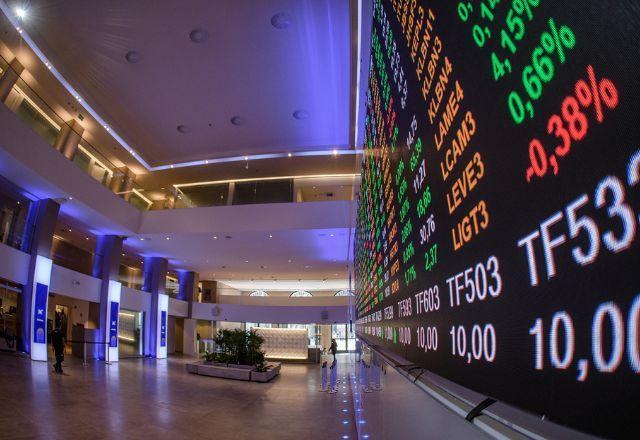 Bolsa brasileira atinge recorde de fechamento aos 141.422,26 pontos  