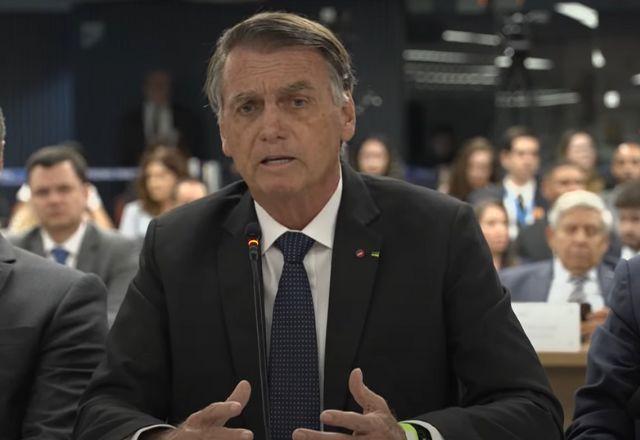 Bolsonaro passa primeiro final de semana proibido de sair de casa