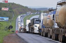 Imagem da notícia Caminhões enfileirados durante greve | Valter Campanato/Agência Brasil