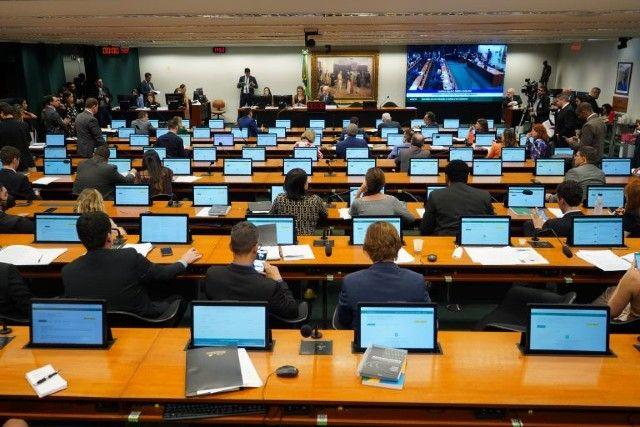 Hugo Motta encaminha PEC do fim da escala 6x1 à CCJ